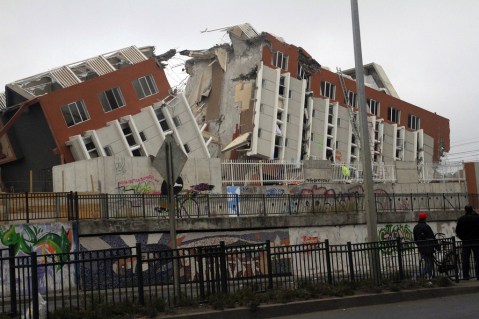 2010_Chile_earthquake_-_Building_destroyed_in_Concepción